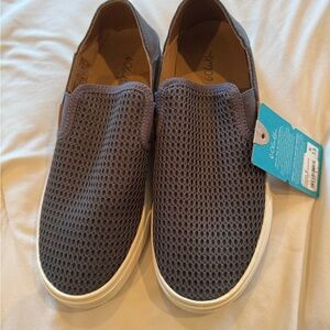 OluKai Pehuea Slip-On Shoes for Ladies in Navy size 7.5 new with tags!